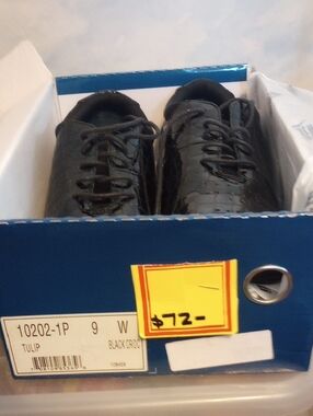 Black Croc Women’s Lace-Up Oxfords